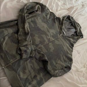 Women’s Camo Zipup